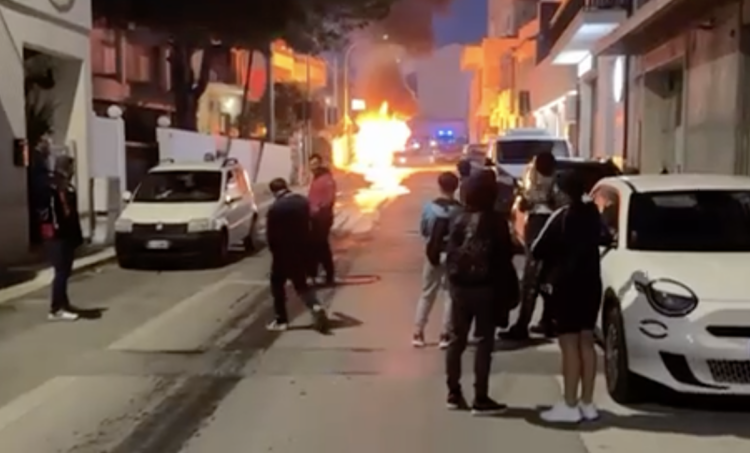 Auto in fiamme a Scoglitti, i vigili del fuoco spiegano che cosa è accaduto