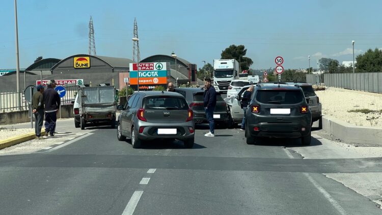 Incidente stradale sulla Vittoria-Comiso con carambola di auto
