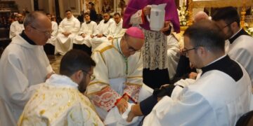 Ragusa e la messa in Coena domini in cattedrale, lavanda dei piedi animata dal vescovo La Placa