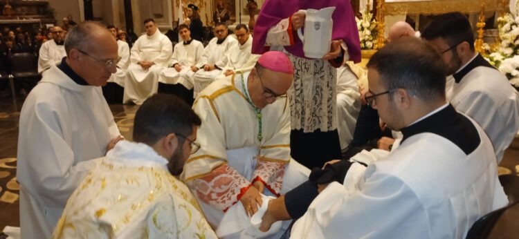 Ragusa e la messa in Coena domini in cattedrale, lavanda dei piedi animata dal vescovo La Placa