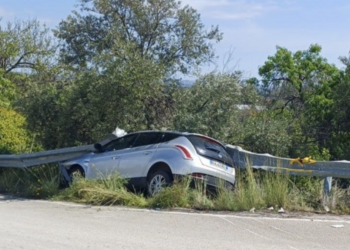 Strada Mare Monti, auto finisce incastrata sotto il guardrail: due feriti