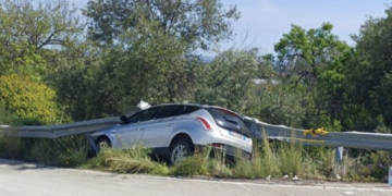 Strada Mare Monti, auto finisce incastrata sotto il guardrail: due feriti
