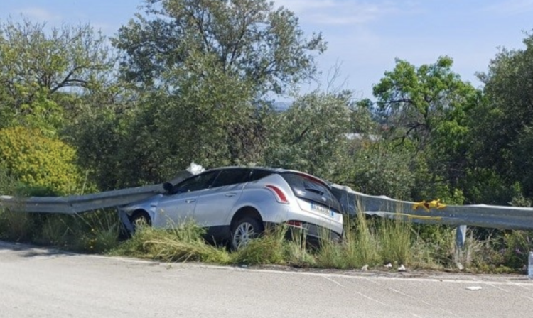 Strada Mare Monti, auto finisce incastrata sotto il guardrail: due feriti