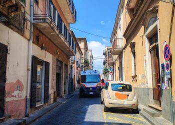 Orrore a Misterbianco: lancia la figlia di sette mesi dal balcone, la piccola è deceduta