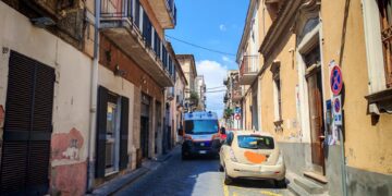Orrore a Misterbianco: lancia la figlia di sette mesi dal balcone, la piccola è deceduta
