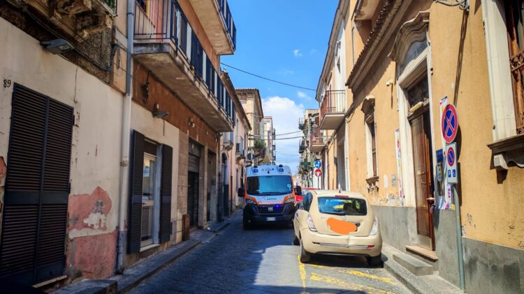 Orrore a Misterbianco: lancia la figlia di sette mesi dal balcone, la piccola è deceduta