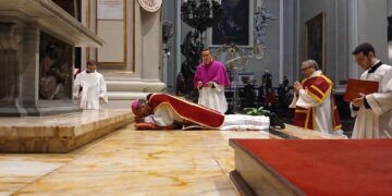 Ragusa, il vescovo in cattedrale per la Passione del Signore