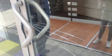 Centro storico sempre più invivibile a Ragusa, presa di mira un’attività commerciale in via Schininà