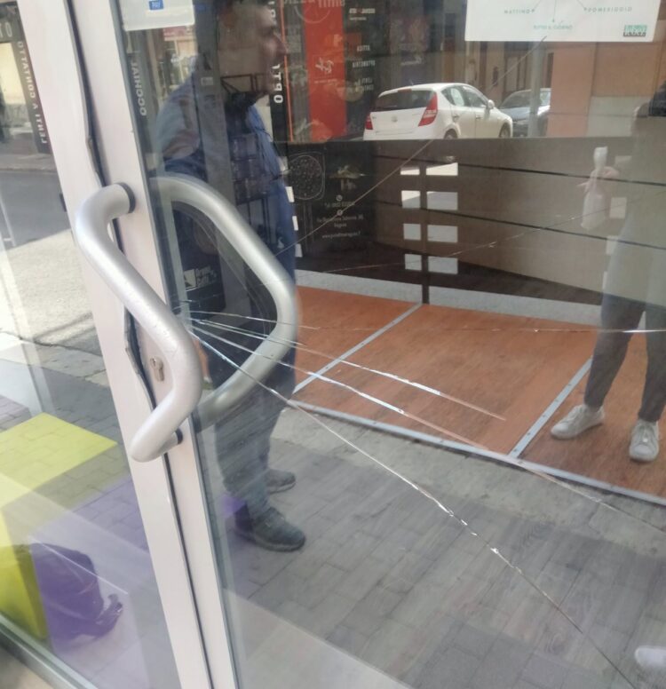 Centro storico sempre più invivibile a Ragusa, presa di mira un’attività commerciale in via Schininà