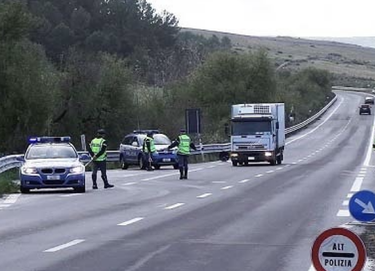 Polizia stradale, controlli pasquali: ritirate 12 patenti