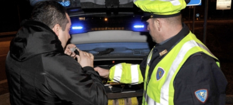 Controlli della Polstrada nel fine settimana, ritirate 5 patenti. Due denunce all’autorità giudiziaria