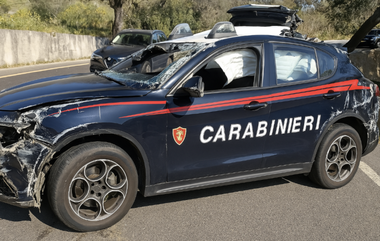 Auto dei carabinieri si ribalta sulla Ragusa-Catania