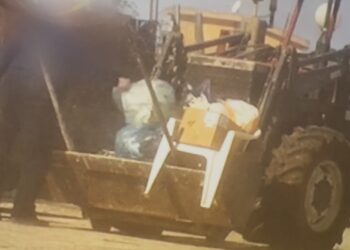 Modica, scarica i rifiuti con la ruspa. L’assessore Cannizzaro: “Siamo all’assurdo”