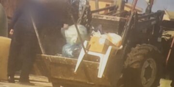 Modica, scarica i rifiuti con la ruspa. L’assessore Cannizzaro: “Siamo all’assurdo”