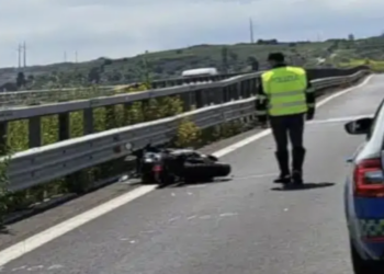 Sbalzato in sella dalla moto dopo un incidente stradale, muore un 53enne