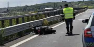 Sbalzato in sella dalla moto dopo un incidente stradale, muore un 53enne