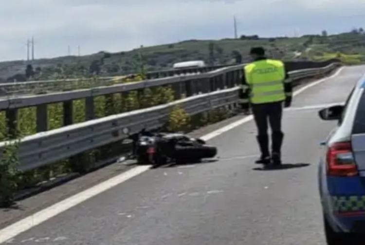 Sbalzato in sella dalla moto dopo un incidente stradale, muore un 53enne