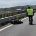 Sbalzato in sella dalla moto dopo un incidente stradale, muore un 53enne