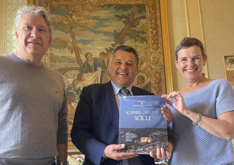 Scicli, la sottosegretaria all’ambiente del governo laburista del Regno Unito in visita in città