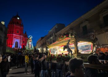 Ragusa, ieri sera silenzio e mestizia. Domani la gioia della Resurrezione nella città antica