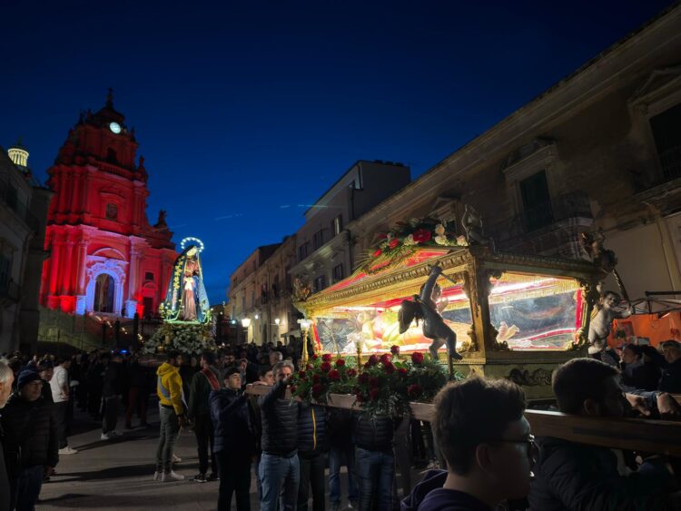 Ragusa, ieri sera silenzio e mestizia. Domani la gioia della Resurrezione nella città antica