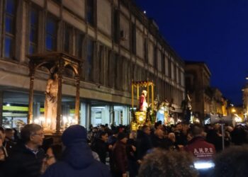 Ragusa e la processione del Venerdì santo nel centro storico superiore, numerose presenze di fedeli