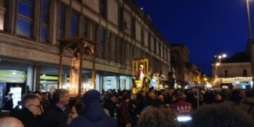 Ragusa e la processione del Venerdì santo nel centro storico superiore, numerose presenze di fedeli