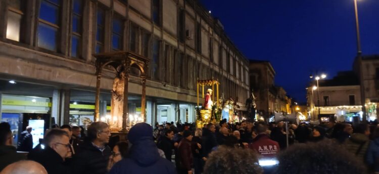 Ragusa e la processione del Venerdì santo nel centro storico superiore, numerose presenze di fedeli