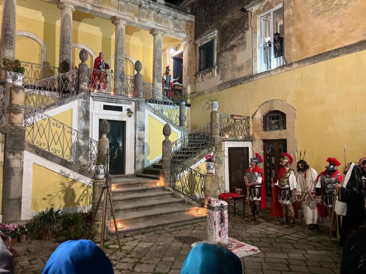 Settimana santa a Ragusa, ieri sera riuscita la Via crucis vivente a Ibla