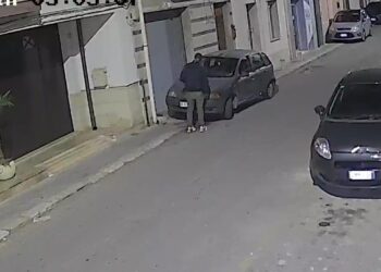 Vittoria si risveglia con l’odore acre del fuoco, data alle fiamme una Fiat Punto in via Longobardo