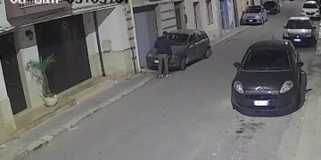 Vittoria si risveglia con l’odore acre del fuoco, data alle fiamme una Fiat Punto in via Longobardo