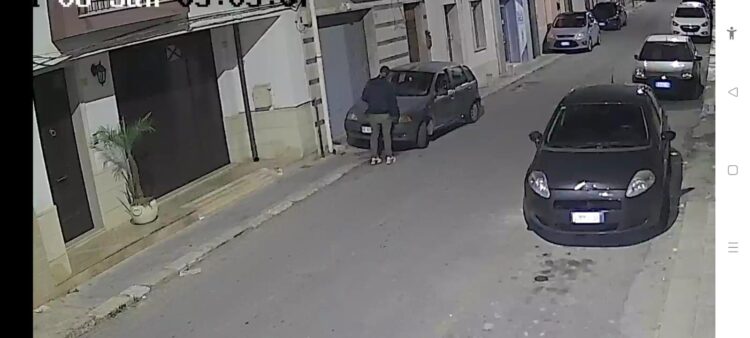 Vittoria si risveglia con l’odore acre del fuoco, data alle fiamme una Fiat Punto in via Longobardo