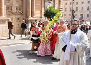 Ragusa, benedizione delle palme in piazza con il rito tradizionale presieduto dal vescovo La Placa