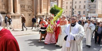 Ragusa, benedizione delle palme in piazza con il rito tradizionale presieduto dal vescovo La Placa