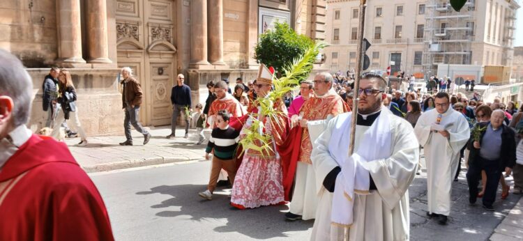 Ragusa, benedizione delle palme in piazza con il rito tradizionale presieduto dal vescovo La Placa