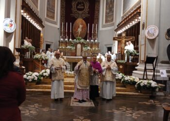 La Pasqua in cattedrale a Ragusa con il solenne pontificale presieduto dal vescovo La Placa