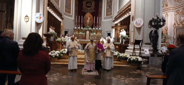 La Pasqua in cattedrale a Ragusa con il solenne pontificale presieduto dal vescovo La Placa