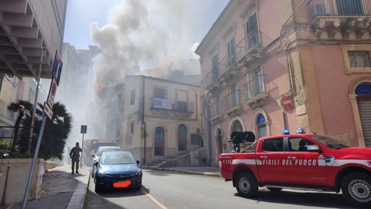 Ragusa, incendio in via Natalelli