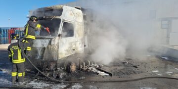 Pozzallo, in fiamme un tir: un guasto all’origine del rogo