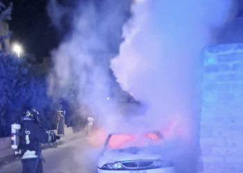 Notte di fuoco a Vittoria, al rogo anche una Y10 in via Saragat