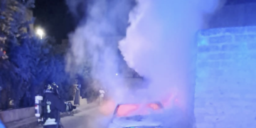 Notte di fuoco a Vittoria, al rogo anche una Y10 in via Saragat