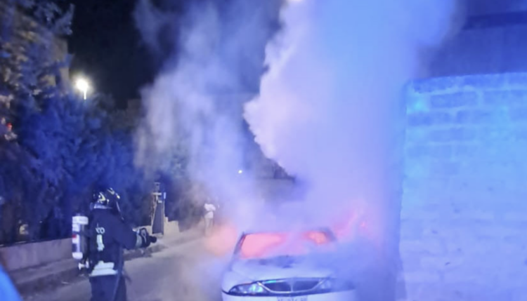 Notte di fuoco a Vittoria, al rogo anche una Y10 in via Saragat