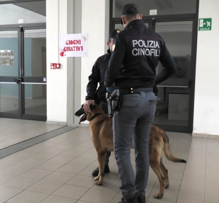 Modica, controlli antidroga della polizia a scuola