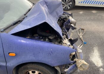 Modica, auto finisce sotto un camion: due feriti