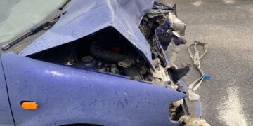 Modica, auto finisce sotto un camion: due feriti