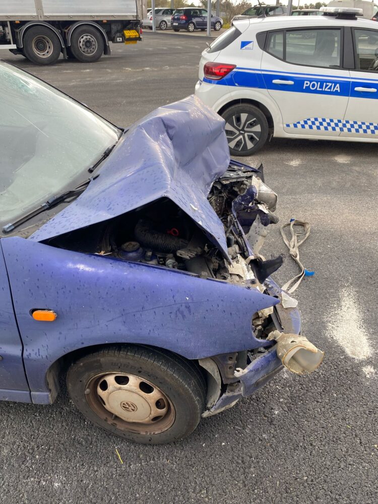 Modica, auto finisce sotto un camion: due feriti