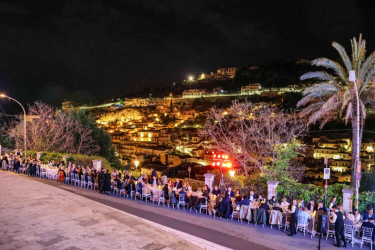 Modica, la cena dei Cento all’ombra del duomo di San Giorgio