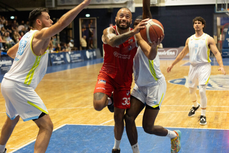 La Virtus Ragusa sbanda nel finale e cede il fattore campo