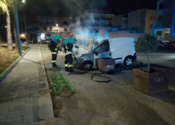 Vittoria, in fiamme un furgoncino in via Guido Rossa