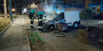 Vittoria, in fiamme un furgoncino in via Guido Rossa